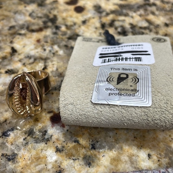 Urban Outfitters Gold Cowrie Shell Ring - Picture 7 of 10